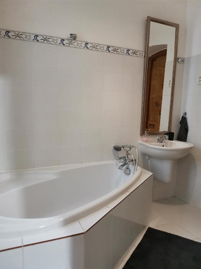 Downtown 3 Bdr Charm - Walk To All Attractions Bratislava Esterno foto