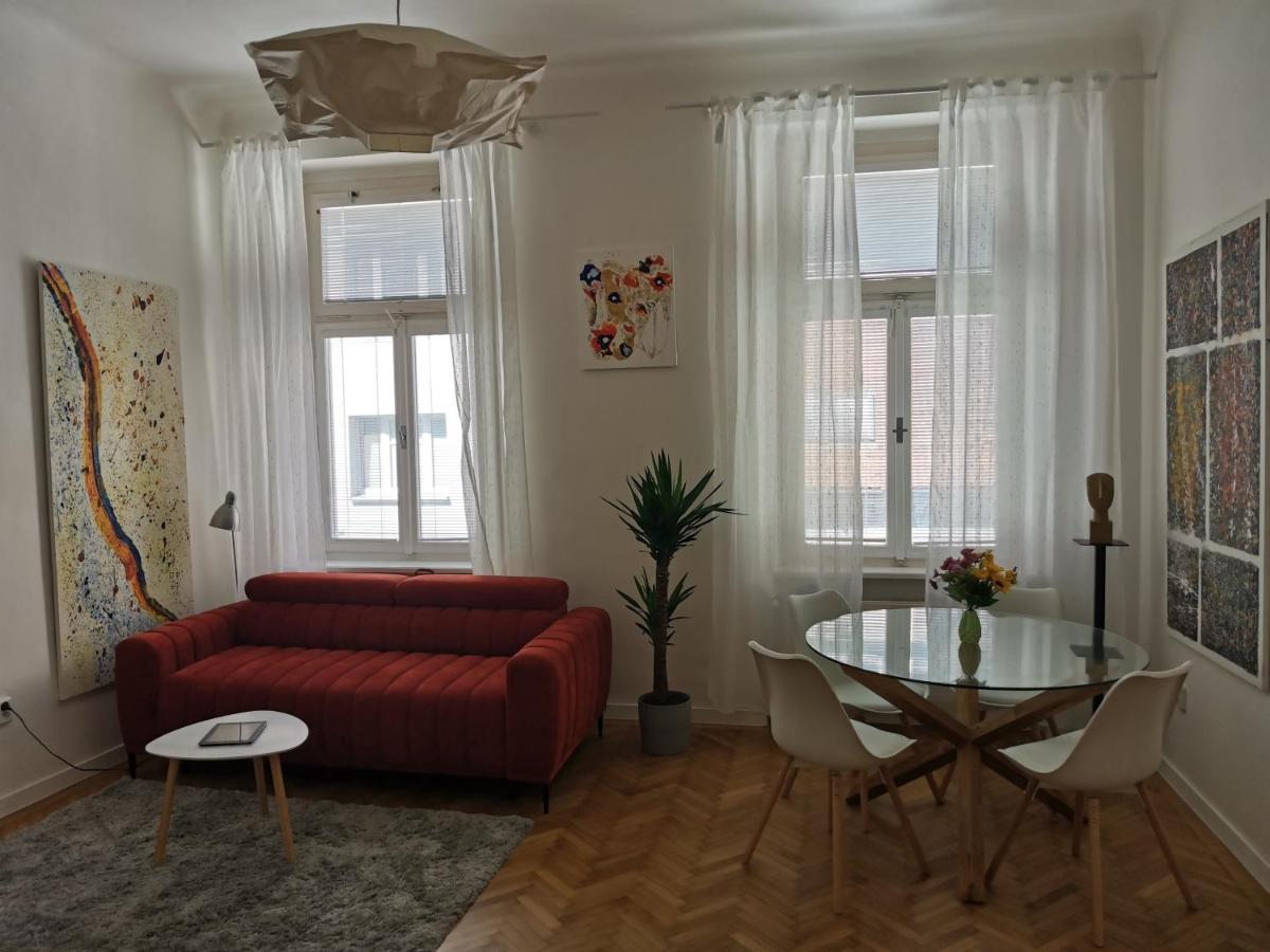 Downtown 3 Bdr Charm - Walk To All Attractions Bratislava Esterno foto